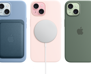 Se muestran varios accesorios del iPhone 15: funda de silicona con MagSafe, cartera de trenzado fino con MagSafe, cargador MagSafe y batería MagSafe.