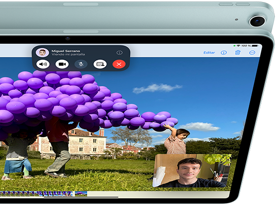 Imagen del iPad Air con ultra gran angular frontal de 12 Mpx que muestra la prestación SharePlay en FaceTime