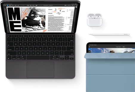 iPad Pro acoplado a un Magic Keyboard, parte delantera exterior, color negro espacial, esquinas redondeadas, borde de la pantalla negro, tapa abierta, la pantalla muestra una app de edición de artículos con texto y una foto de una mujer escuchando música, AirPods 4 en un estuche abierto, funda Smart Folio azul sobre el iPad Pro con un Apple Pencil Pro apoyado en el borde superior del dispositivo, la funda ligeramente abierta deja entrever la pantalla