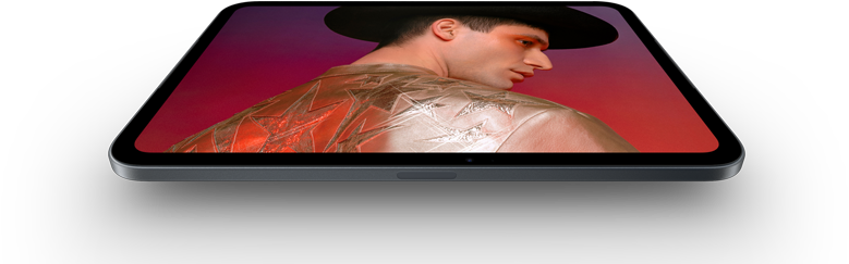 iPad mini con pantalla OLED de 8,5 pulgadas, brillo espectacular y negros intensos, muestra a una persona con sombrero y chaqueta