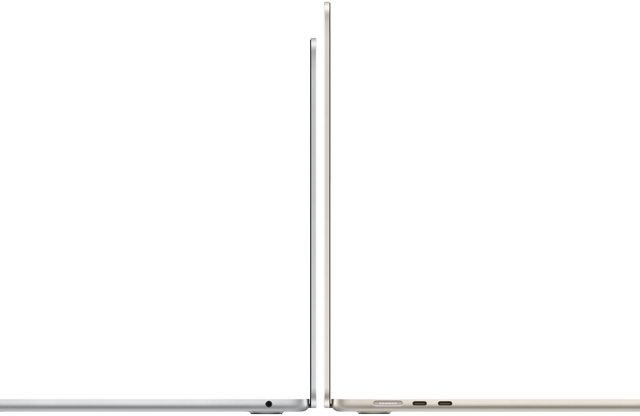Vista lateral de los modelos del MacBook Air de 13 y 15 pulgadas en plata y blanco estrella abiertos y colocados uno contra otro