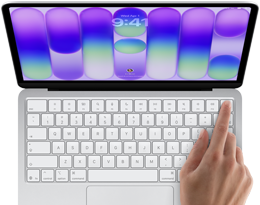 MacBook Neo, color plata, pantalla de inicio de sesión, dedo de una persona apoyado sobre el sensor Touch ID en la esquina superior derecha del teclado