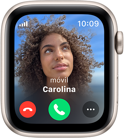 Un Apple Watch SE con una llamada entrante en la pantalla, y la foto y el nombre de la persona que llama.