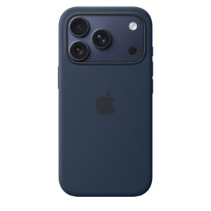Vista trasera de la funda de silicona con MagSafe en color medianoche con el logotipo de Apple en el centro acoplada a un iPhone 17 Pro azul oscuro, que se ve a través de la abertura para la cámara