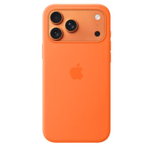 Vista trasera de la funda de silicona con MagSafe en naranja con el logotipo de Apple en el centro acoplada a un iPhone 17 Pro Max naranja cósmico, que se ve a través de la abertura para la cámara
