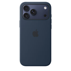 Vista trasera de la funda de silicona con MagSafe en color medianoche con el logotipo de Apple en el centro acoplada a un iPhone 17 Pro Max azul oscuro, que se ve a través de la abertura para la cámara
