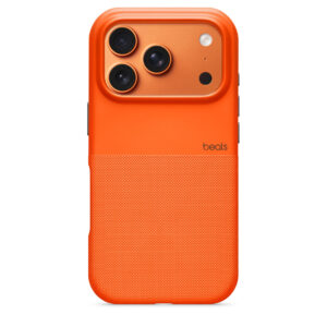 Funda Rugged de Beats, color naranja sierra, acoplada a un iPhone 17 Pro, vista trasera, pequeño logo de Beats en color gris oscuro en la parte central derecha de la funda, botones laterales a juego con el logo de Beats, acabado mate, mitad inferior trasera de polímero ultrafuerte