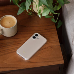 Funda Beats con MagSafe y Control de Cámara para el iPhone 17, acoplada a un iPhone 17, sobre una mesita
