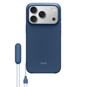 Funda Kickstand de Beats, color azul cobalto, acoplada a un iPhone 17 Pro, con un cordón con adaptador a juego, logo de Beats en letra pequeña en color gris claro centrado en la parte inferior de la funda, acabado mate