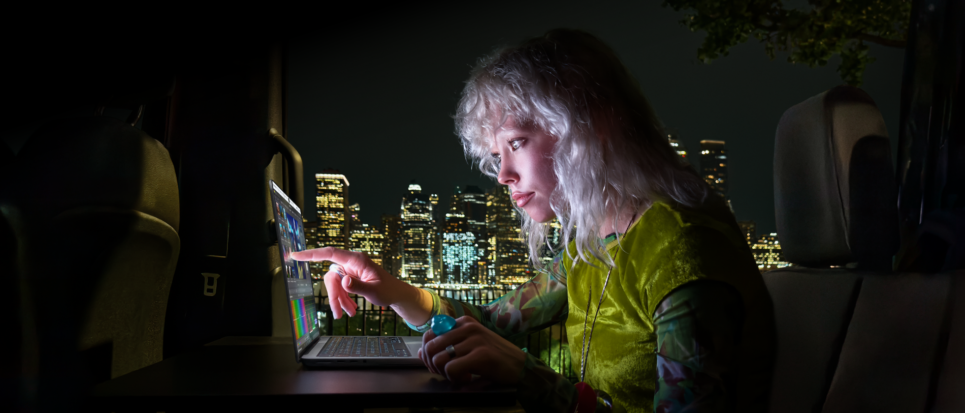 MacBook Pro en un espacio de trabajo creativo