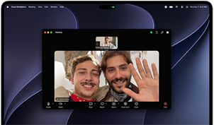 MacBook Pro con pantalla PROLED XDR, color plata, la pantalla muestra una videollamada en curso con dos personas en una ciudad soleada saludando a una persona en casa