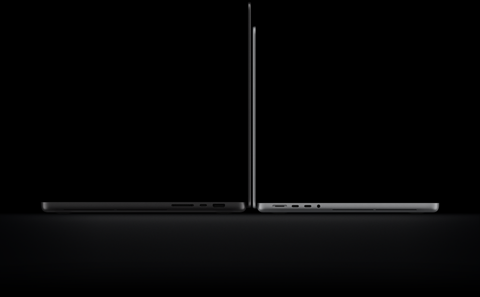MacBook Pro de 16 pulgadas con pantalla PROLED XDR, tapa abierta, color negro espacial, lateral derecho exterior con tres puertos, texto que dice 1,82 kg, MacBook Pro de 14 pulgadas con pantalla PROLED XDR, tapa abierta, color plata, lateral izquierdo exterior con cuatro puertos, texto que dice 1,38 kg