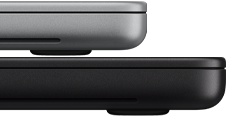 MacBook Pro de 14 pulgadas con pantalla PROLED XDR, color plata, encima de un modelo de 16 pulgadas, color negro espacial, se muestra la diferencia de tamaño